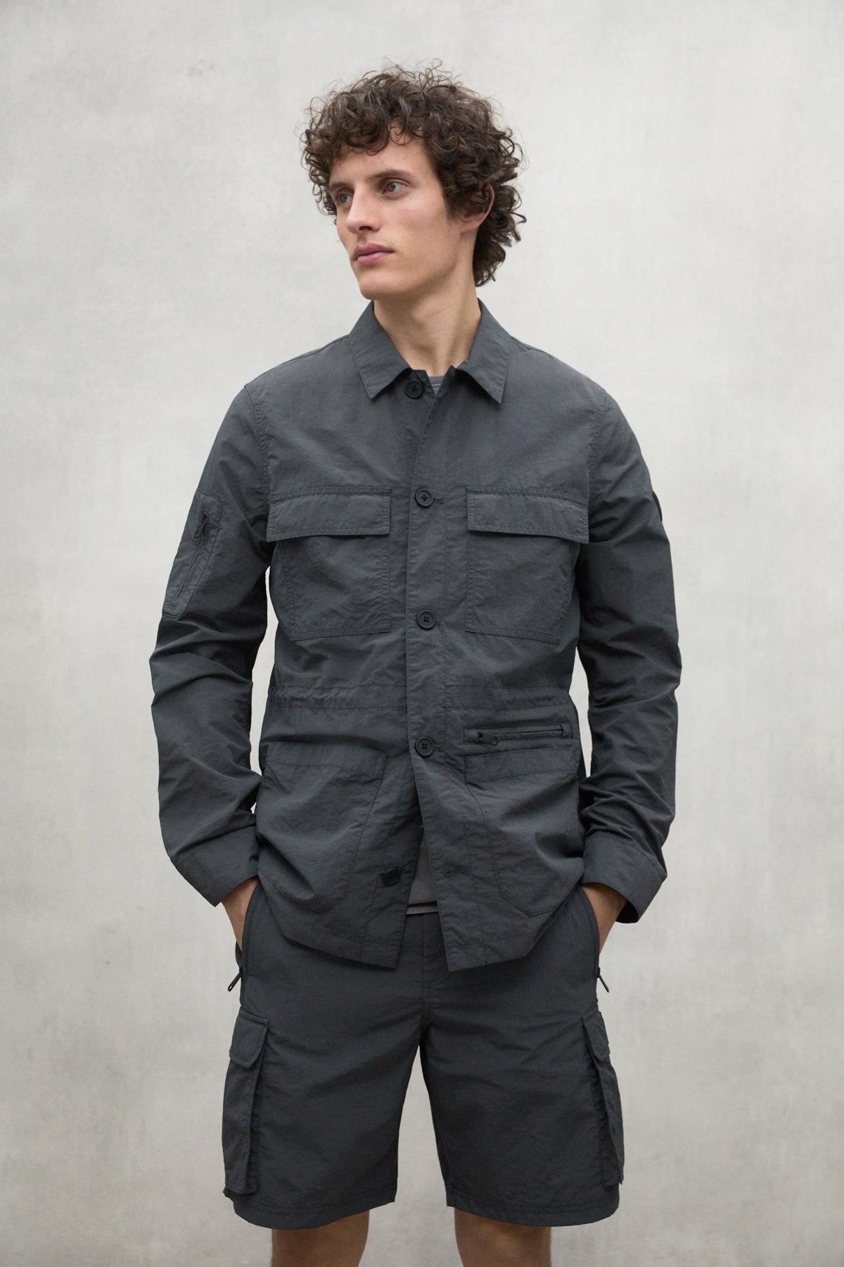 CHAQUETA KAMET GRIS OSCURO