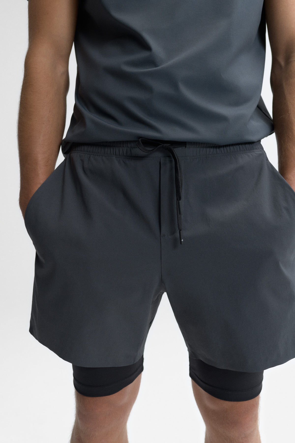 ATHENS PERFORMANCE KURZE HERREN-HOSE GRAU